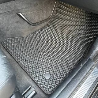 Коричневий ромбик чорний кант з логотипом авто